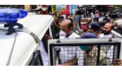 Bandi Sanjay Kumar Arrest: జూబ్లీహిల్స్ లో బీజేపీ రాష్ట్ర అధ్యక్షుడు బండి సంజయ్ ని అరెస్టు చేసిన పోలీసు. Bandi Sanjay Kumar Arrest: జూబ్లీహిల్స్ లో బీజేపీ రాష్ట్ర అధ్యక్షుడు బండి సంజయ్ ని అరెస్టు చేసిన పోలీసు.