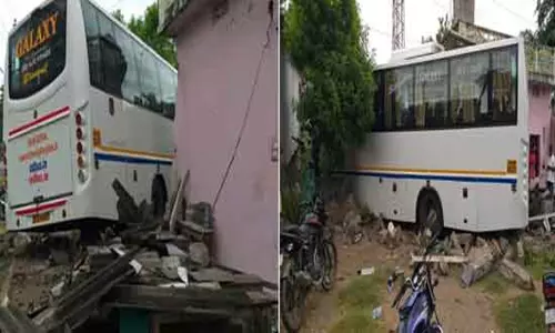 ఇంట్లోకి దూసుకెళ్లిన బస్సు