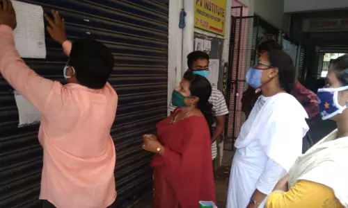 Raids on Unlicensed Covid Test Labs: అనుమతి లేని కోవిడ్ టెస్ట్ ల్యాబ్‌లపై దాడులు