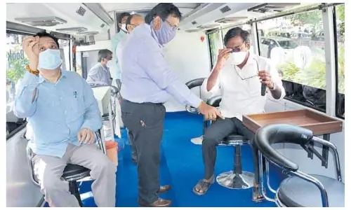 Mobile Coronavirus Testing Centers : మొబైల్‌ కరోనా పరీక్షాకేంద్రాలుగా వజ్ర బస్సులు