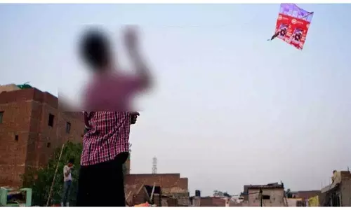 బాలుని ప్రాణం తీసిన గాలిపటం