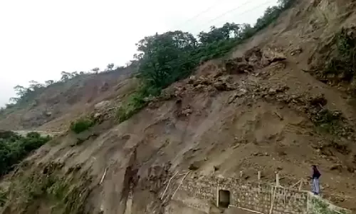 విరిగిపడ్డ కొండచరియలు : 25 మంది గల్లంతు