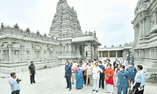 ఆధ్యాత్మికత, ఆహ్లాదం ఉట్టిపడేలా యాదాద్రి ఆలయ ప్రాంగణం రూపుదిద్దుకోవాలి : సీఎం కేసీఆర్