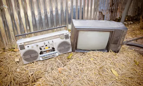 పాత రేడియో.. టీవీలకు డిమాండ్.. అమాయకులపై వల విసురుతున్న మాయగాళ్ళు ! పాత రేడియో.. టీవీలకు డిమాండ్.. అమాయకులపై వల విసురుతున్న మాయగాళ్ళు !