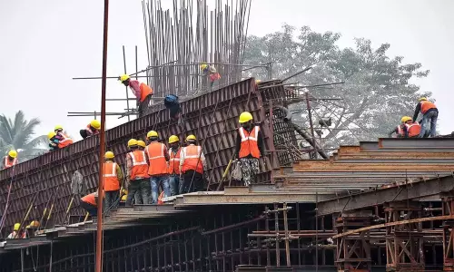 కరోనాతో కుదేలైన నిర్మాణ రంగం.. అడ్డా కూలీలపై ఆధారపడ్డ బిల్డర్స్‌