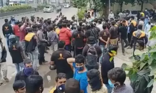 swiggy delivery boys protests : స్విగ్గీ డెలివరీ బాయ్స్ ఆందోళన swiggy delivery boys protests : స్విగ్గీ డెలివరీ బాయ్స్ ఆందోళన