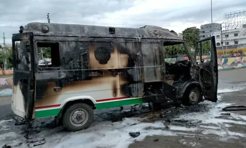 108 అంబులెన్స్ను దగ్ధం చేసిన రౌడీషీటర్ 108 అంబులెన్స్ను దగ్ధం చేసిన రౌడీషీటర్