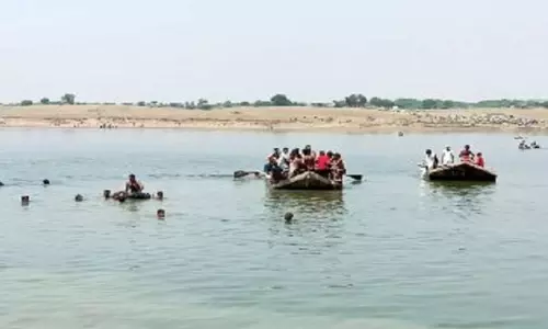 పెను విషాదం : నదిలో పడవ బోల్తా.. ఏడుగురు మృతి, 14 మంది గల్లంతు..