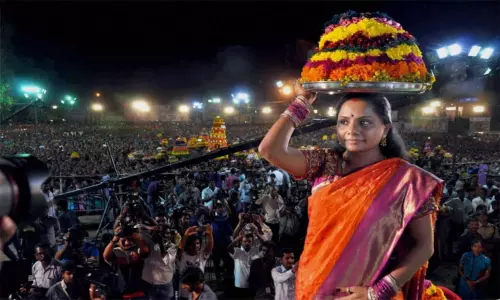 బతుకమ్మ తేదీలపై రగడెందుకు.. కవిత గ్రాండ్ రీఎంట్రీకి లింకేంటి ? బతుకమ్మ తేదీలపై రగడెందుకు.. కవిత గ్రాండ్ రీఎంట్రీకి లింకేంటి ?