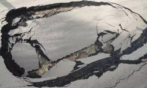 అందరు చూస్తుండగానే కుంగిన మెయిన్ రోడ్డు