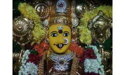 Vijayawada updates: రధం పై నాలుగో సింహాన్ని బయటకు తీసిన దుర్గగుడి అధికారులు..