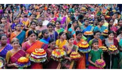 Warangal Urban updates: బతుకమ్మ సంస్కృతిని ఆచారంగా ప్రారంభించిన ఓరుగల్లు మహిళలు.. Warangal Urban updates: బతుకమ్మ సంస్కృతిని ఆచారంగా ప్రారంభించిన ఓరుగల్లు మహిళలు..