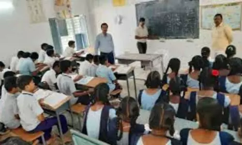 Schools Re-open in AP: ఏపీలో పాఠశాలలు తెరచేందుకు విద్యాశాఖ కసరత్తు.. కొన్ని క్లాసులకే తరగతులు Schools Re-open in AP: ఏపీలో పాఠశాలలు తెరచేందుకు విద్యాశాఖ కసరత్తు.. కొన్ని క్లాసులకే తరగతులు