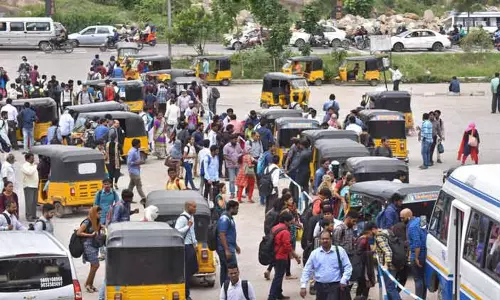 అడ్డగోలు దోపిడీకి తెర లేపిన ఆటోలు,  క్యాబ్‌లు