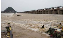 Prakasam Barrage updates: ప్రకాశం బ్యారేజ్ వద్ద కొనసాగుతున్న మొదటి ప్రమాద హెచ్చరిక..కె. కన్నబాబు.. Prakasam Barrage updates: ప్రకాశం బ్యారేజ్ వద్ద కొనసాగుతున్న మొదటి ప్రమాద హెచ్చరిక..కె. కన్నబాబు..