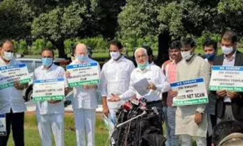 AP MPs Dharna at Parliament: భూ కుంభ కోణాలపై విచారణ జరపాలి.. AP MPs Dharna at Parliament: భూ కుంభ కోణాలపై విచారణ జరపాలి..