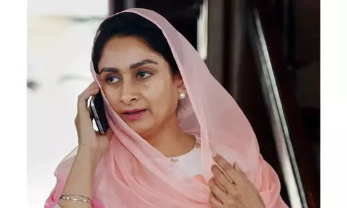 కేంద్ర మంత్రి పదవికి హర్సిమ్రత్ కౌర్ రాజీనామా కేంద్ర మంత్రి పదవికి హర్సిమ్రత్ కౌర్ రాజీనామా