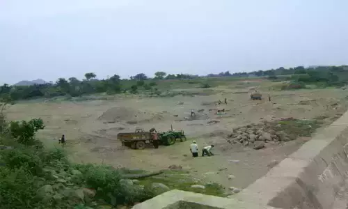 ఆ నియోజకవర్గంలో అక్రమంగా ఇసుక రవాణా