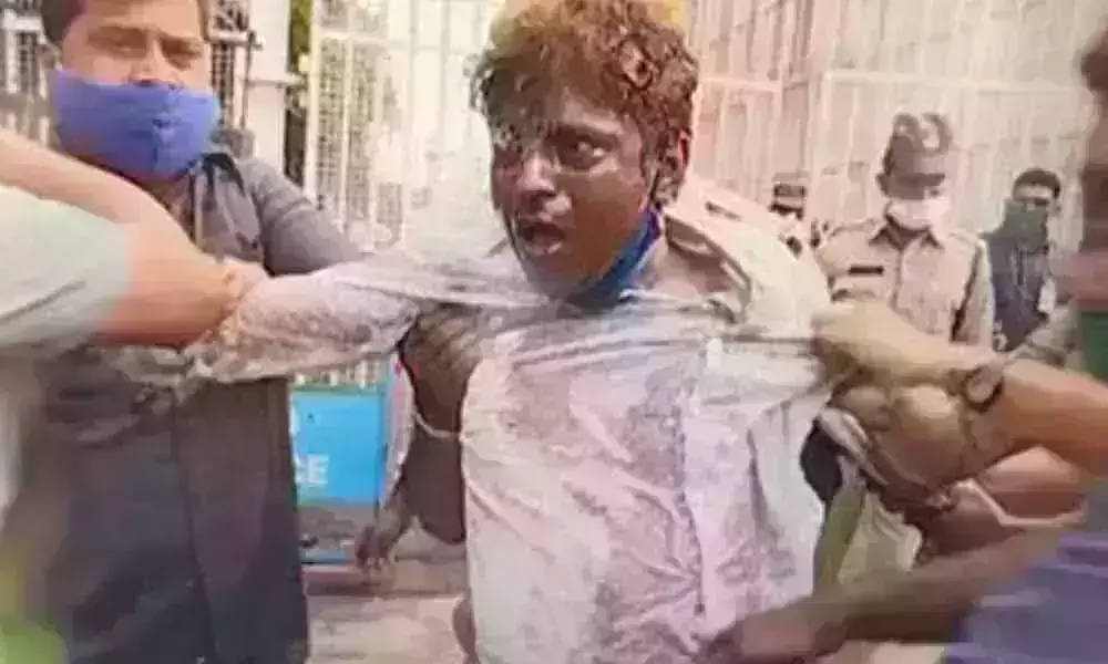 ప్రగతిభవన్‌ వద్ద ఆటోడ్రైవర్‌ ఆత్మహత్యాయత్నం