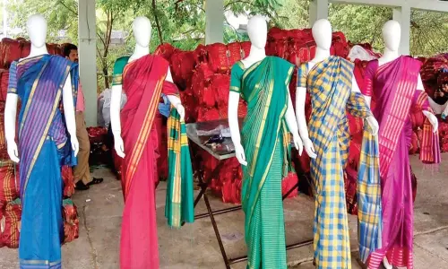 బతుకమ్మ కానుకలు సిద్ధం చేసిన తెలంగాణ ప్రభుత్వం