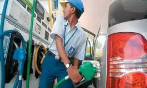 Petrol Price in AP: పెరిగిన పెట్రోల్, డీజీల్ ధరలు.. రోడ్ సెస్ కింద రూపాయి పెంచుతూ నిర్ణయం