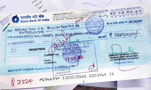 ఏపీ సీఎంఆర్ఎఫ్ నకిలీ చెక్కుల పేరిట పన్నాగం.. కేటుగాళ్ల గుట్టురట్టు ఏపీ సీఎంఆర్ఎఫ్ నకిలీ చెక్కుల పేరిట పన్నాగం.. కేటుగాళ్ల గుట్టురట్టు