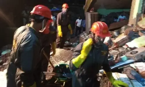 Maharashtra building collapses : మహారాష్ట్రలో ఘోర విషాదం.. కుప్పకూలిన భవనం..