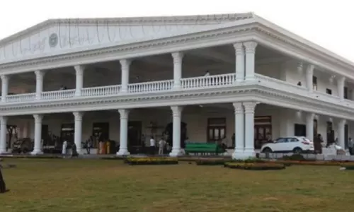 Private Drivers Protest : ప్రగతి భవన్ ముట్టడికి ప్రైవేటు డ్రైవర్ల యత్నం