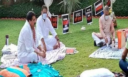 పార్లమెంట్‌లో కొనసాగుతున్న ఎంపీల ధర్నా...