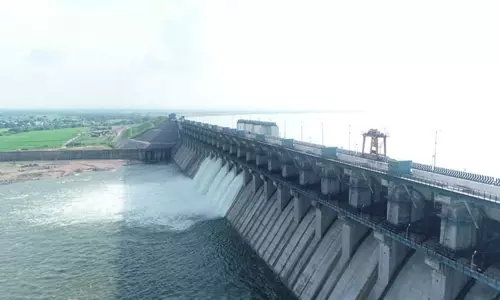 మత్తడి దూకుతున్న ఎగువ మానేరు ప్రాజెక్టు మత్తడి దూకుతున్న ఎగువ మానేరు ప్రాజెక్టు