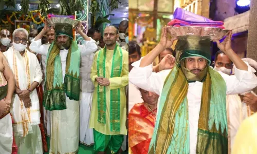 YS Jagan Visits Tirumala: శ్రీవారికి పట్టు వస్త్రాలు సమర్పించిన ఏపీ సీఎం జగన్...