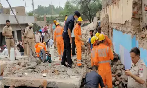 కుప్పకూలిన బిల్డింగ్.. ముగ్గురు కూలీల మృతి.. కుప్పకూలిన బిల్డింగ్.. ముగ్గురు కూలీల మృతి..