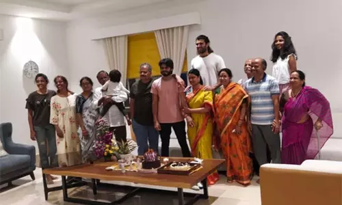 విజయ్ దేవరకొండ ఇంట్లో రష్మిక... వైరల్ అవుతున్న పిక్స్! విజయ్ దేవరకొండ ఇంట్లో రష్మిక... వైరల్ అవుతున్న పిక్స్!