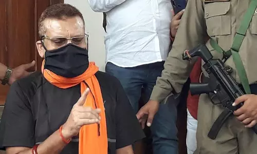 బీహార్ సీఎంను కలిసిన మాజీ డిజిపి గుప్తేశ్వర్ పాండే