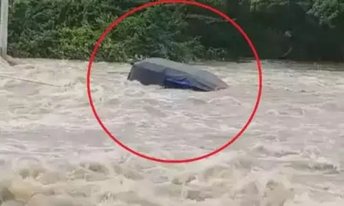 Heavy Rains In Mahabubnagar : వరద నీటిలో కొట్టుకుపోయిన షేర్ ఆటో Heavy Rains In Mahabubnagar : వరద నీటిలో కొట్టుకుపోయిన షేర్ ఆటో