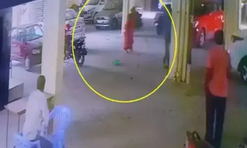 యువకుడి అజాగ్రత్త..చక్రాల కింద నలిగిపోయిన చిన్నారి యువకుడి అజాగ్రత్త..చక్రాల కింద నలిగిపోయిన చిన్నారి