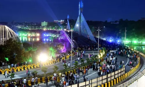 Durgam Cheruvu Cable Bridge: విద్యుత్‌ దీపకాంతుల మధ్య వంతెన అందాలు..కేబుల్‌ బ్రిడ్జిపై సంగీతోత్సవాలు