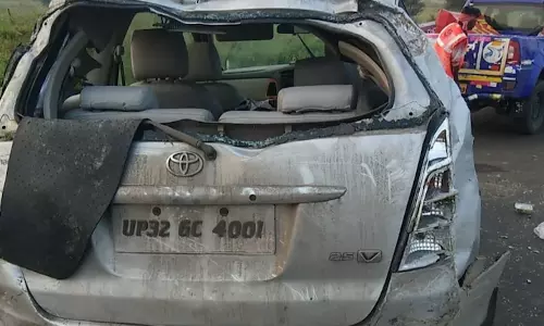 పోలీసు వాహనం బోల్తా.. గ్యాంగ్‌స్టర్ మృతి..