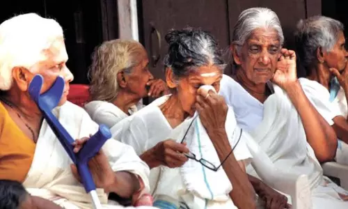 వృద్ధాప్యంలో ఆసరా కాలేకపోతున్న కన్నపిల్లలు! వృద్ధాప్యంలో ఆసరా కాలేకపోతున్న కన్నపిల్లలు!