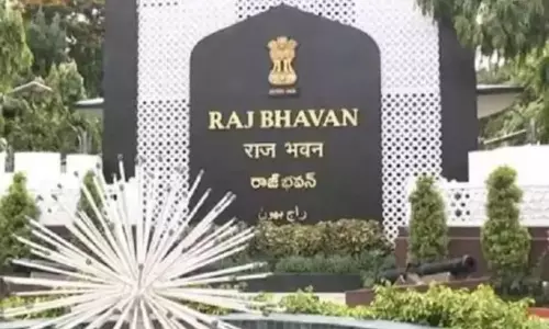 Farmer Bill 2020 : రాజ్భవన్ వద్ద ఉద్రిక్త వాతావరణం.. కాంగ్రెస్ నేతలను అదుపులోకి తీసుకున్న పోలీసులు Farmer Bill 2020 : రాజ్భవన్ వద్ద ఉద్రిక్త వాతావరణం.. కాంగ్రెస్ నేతలను అదుపులోకి తీసుకున్న పోలీసులు