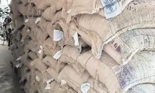 రేషన్ బియ్యం..రెక్కలు కట్టుకుని పక్క రాష్ట్రాలకు.. ఎండుతున్న పేదల డొక్కలు..నిండుతున్న పెద్దల జేబులు! రేషన్ బియ్యం..రెక్కలు కట్టుకుని పక్క రాష్ట్రాలకు.. ఎండుతున్న పేదల డొక్కలు..నిండుతున్న పెద్దల జేబులు!