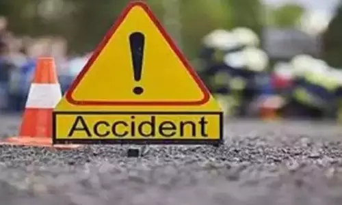 ఇంట్లోకి దూసుకెళ్లిన ట్రావెల్స్ బస్సు