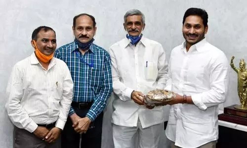 సీఎం జగన్ ను కలిసిన బీజేపీ నేత సీఎం జగన్ ను కలిసిన బీజేపీ నేత