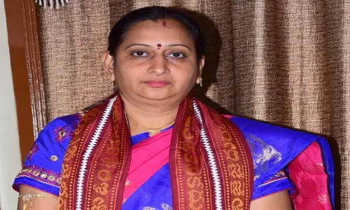 దుర్గగుడి పాలకమండలి సభ్యురాలు వరలక్ష్మి రాజీనామా