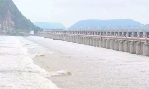 వరద నీటితో ఇబ్బందిపడుతున్న కృష్ణలంక ప్రజలు