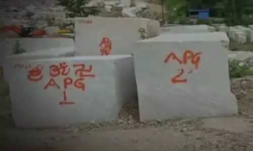 అక్రమ గ్రానైట్ తరలింపు పై చోడవరం గిరిజనుల ఆందోళన అక్రమ గ్రానైట్ తరలింపు పై చోడవరం గిరిజనుల ఆందోళన