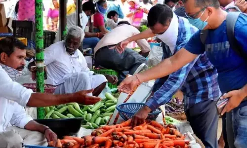 కూరగాయల మార్కెట్ కూల్చివేత పనులను చేపట్టిన జీహెచ్ఎంసీ అధికారులు