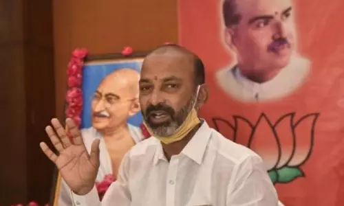 Bandi Sanjay Kumar : పిట్టకథలు చెప్పి పబ్బం గడపడమే కేసీఆర్‌కు తెలుసు