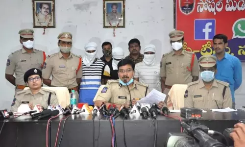 పోలీసుల చేతికి చిక్కిన నలుగురు సైబర్ నేరగాళ్లు