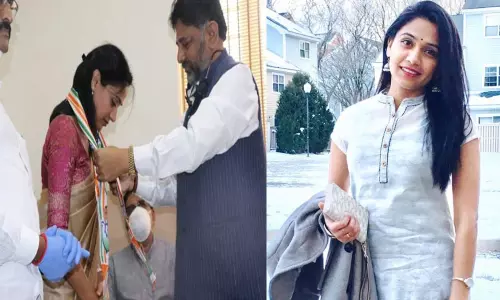 కాంగ్రెస్ లో చేరిన దివంగత ఐఎఎస్ అధికారి డీకే రవి సతిమణి!